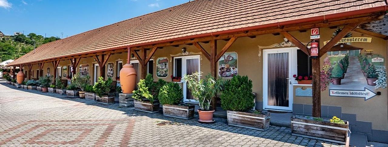Bed and Breakfast Vadvirág Vendéglő és Panzió à Tatabánya Extérieur photo