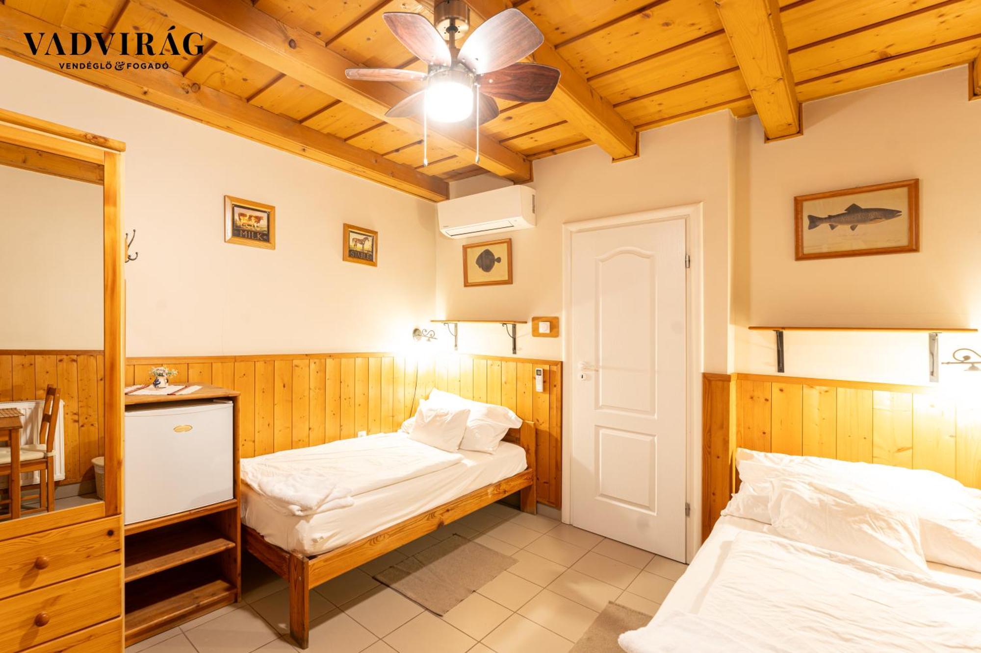 Bed and Breakfast Vadvirág Vendéglő és Panzió à Tatabánya Extérieur photo